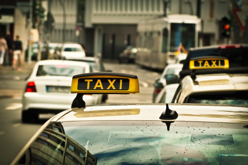 taxis-LA ROQUE ESCLAPON-min_road-traffic-car-glass-driving-city-583084-pxhere.com