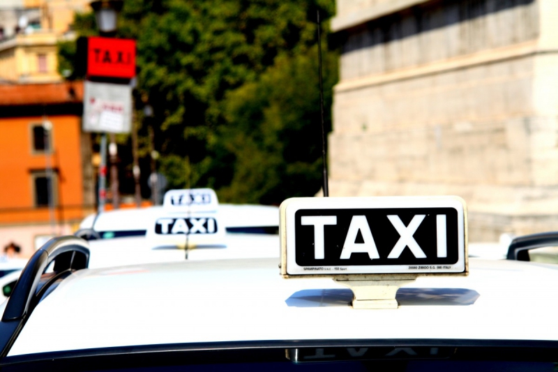 taxis-LA ROQUE ESCLAPON-min_taxi_auto_rome_road_white-1051610